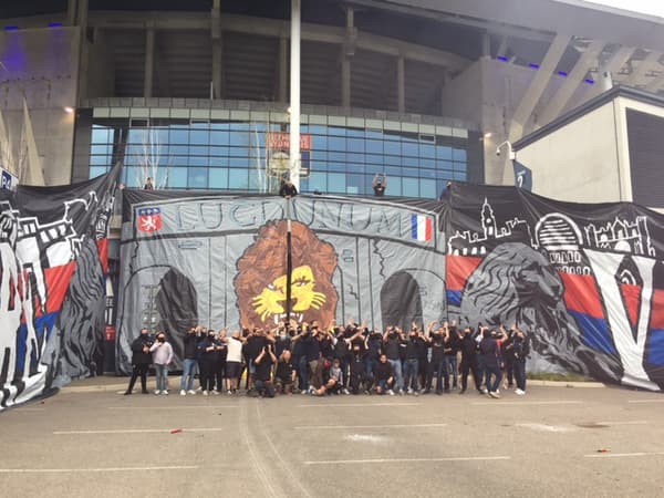 Les supporters lyonnais devant le Groupama Stadium