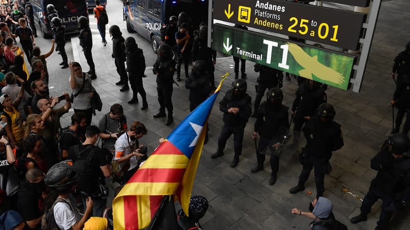 Des milliers de manifestants se sont rassemblés à l'aéroport pour le bloquer en réaction à la condamnation de neuf indépendantistes à des peines allant de neuf à 13 ans de prison pour leur rôle dans la tentative de sécession de la Catalogne en 2017