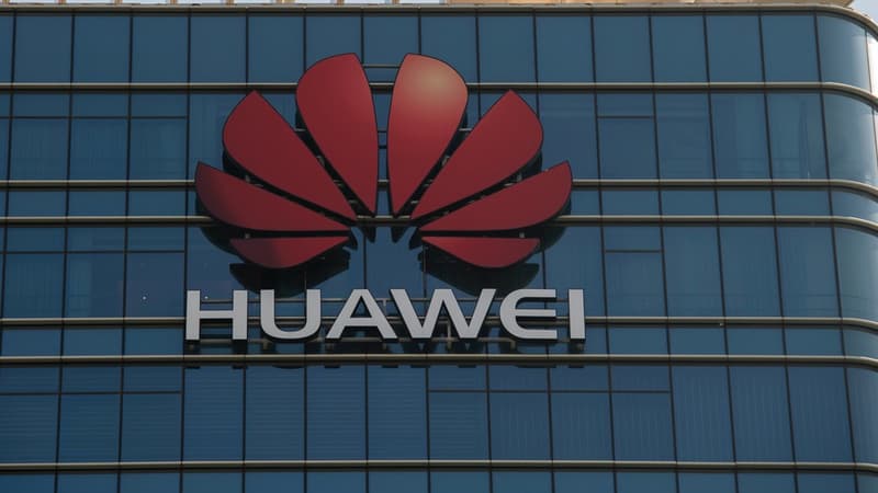 Selon une étude publiée mi-août par le cabinet d'études Canalys, Huawei, numéro 2 mondial sur le marché du smartphone, a vu ses ventes reculer de 16% en Europe sur le deuxième trimestre, dans la foulée de l'annonce des sanctions américaines.
