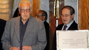 Le diplomate algérien Lakhdar Brahimi (à gauche) accueilli dans un hôtel de Damas par le ministre adjoint des Affaires étrangères syrien Faisal Mekdad. Le médiateur international est arrivé vendredi à Damas pour tenter de négocier un cessez-le-feu de quel