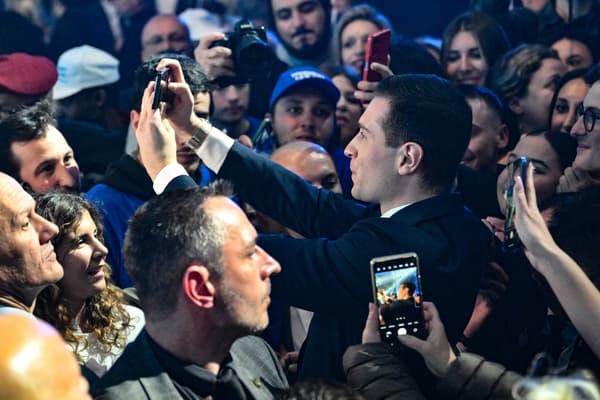Jordan Bardella, tête de liste RN aux élections européennes, pose pour un selfie en marge d'un meeting le 3 mars 2024 à Marseille.