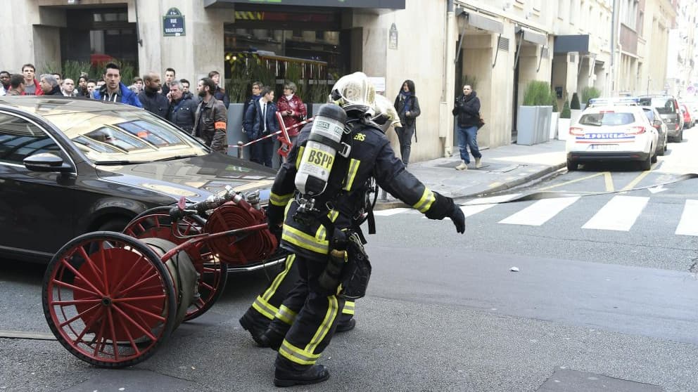 Intervention des pompiers après une explosion au gaz dans le 6e arrondissement de Paris, le 1er avril 2016