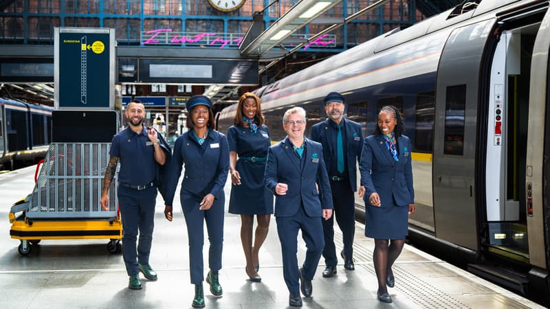 On est punk et rebelle chez Eurostar? Les salariés de la compagnie ferroviaire ont de nouveaux uniformes avec des Dr. Martens vertes 
