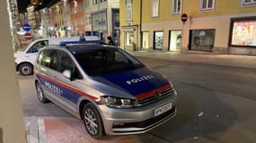 Une voiture de police à Villach, Autriche, là où a été tué un adolescent de 14 ans et cinq autres personnes blessées dans une attaque au couteau, samedi 15 février. 