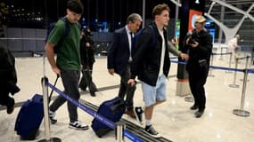 Les joueurs de rugby français Hugo Auradou (G) et Oscar Jegou (2e à droite) et leur avocat Rafael Cuneo Libarona (C), à l'aéroport international d'Ezeiza, dans la province de Buenos Aires, en Argentine, le 3 septembre 2024