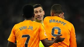 Vinicius Jr et Kylian Mbappé discutent avec l'arbitre lors du match Espanyol-Real, le 1er février 2025