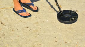 Un homme en train de chercher des métaux sur une plage (Photo d'illustration).
