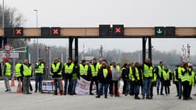 Des gilets jaunes bloquent le péage de Crolles sur l'A41, aux environs de Grenoble, le 17 novembre 2018