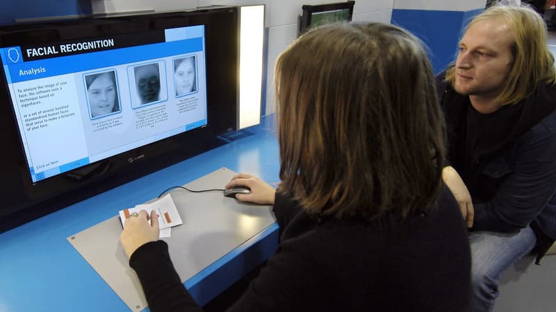 Le développement des logiciels de reconnaissance faciale permettent de reconnaître un visage dans une foule à partir de caméras et d'une base de données de photographies d'individus.