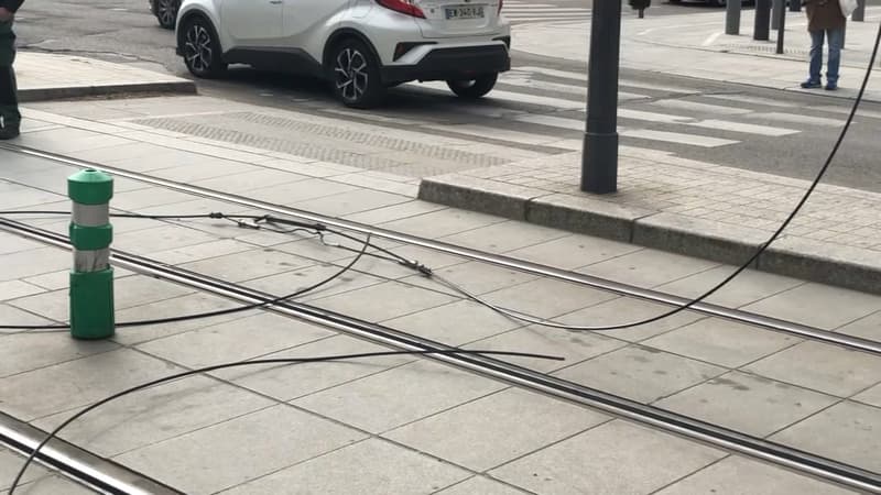 Un camion a endommagé la ligne aérienne qui alimente le tramway à la station Desnouettes.