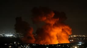 De la fumée s'élève sur le site d'une frappe aérienne israélienne à la périphérie du village de Zawtar, dans le sud du Liban, le 21 septembre 2024. 