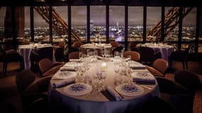 La grande table du restaurant Le Jules Verne, situé au 2ème étage de la Tour Eiffel à Paris.