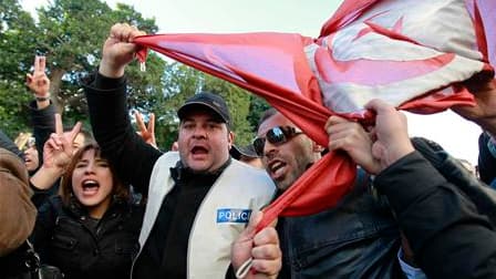 Des milliers de personnes ont manifesté samedi à Tunis pour exiger de nouveau le départ du gouvernement d'union nationale des anciens membres du parti de Zine ben Ali et la démission du Premier ministre Mohamed Ghannouchi. Des policiers, des membres de la