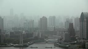 Vue de Shanghai. La pollution des pays d'Asie à forte croissance économique est en grande partie responsable de la stabilisation du réchauffement de la planète de 1998 à 2008, du fait de l'effet refroidissant du soufre, et cela alors même que les émission