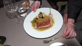 Le chapon de mer, préparé par le chef Christophe Bacquié à l'occasion de Noël. Le 21 décembre 2012.