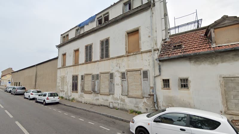 La rue Lavoisier a été fermée à la circulation à Mulhouse ce mercredi pour une durée indéterminée en raison d'un bâtiment menaçant de s'effondrer. 