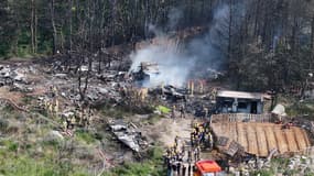 Des pompiers travaillent sur le site où un avion de patrouille maritime de la marine sud-coréenne s'est écrasé sur une montagne à Pohang, le 29 mai 2025.