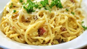 La recette italienne originale des pâtes à la carbonara ne comporte pas de crème fraîche.