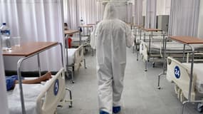 Un personnel de santé entre dans l'unité opérationnelle d'hospitalisation COVID-19 du champ militaire 1, au Secrétariat de la défense nationale à Mexico, le 19 juin 2020.