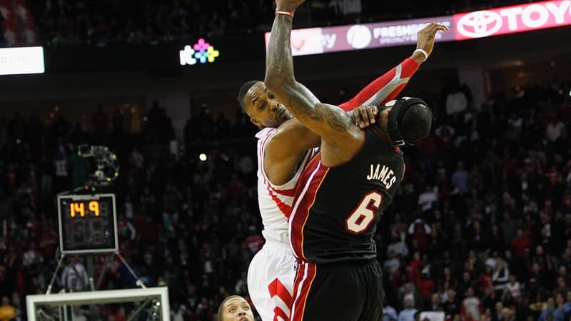Dwight Howard assène un coup de coude dans le nez déjà cassé de LeBron James