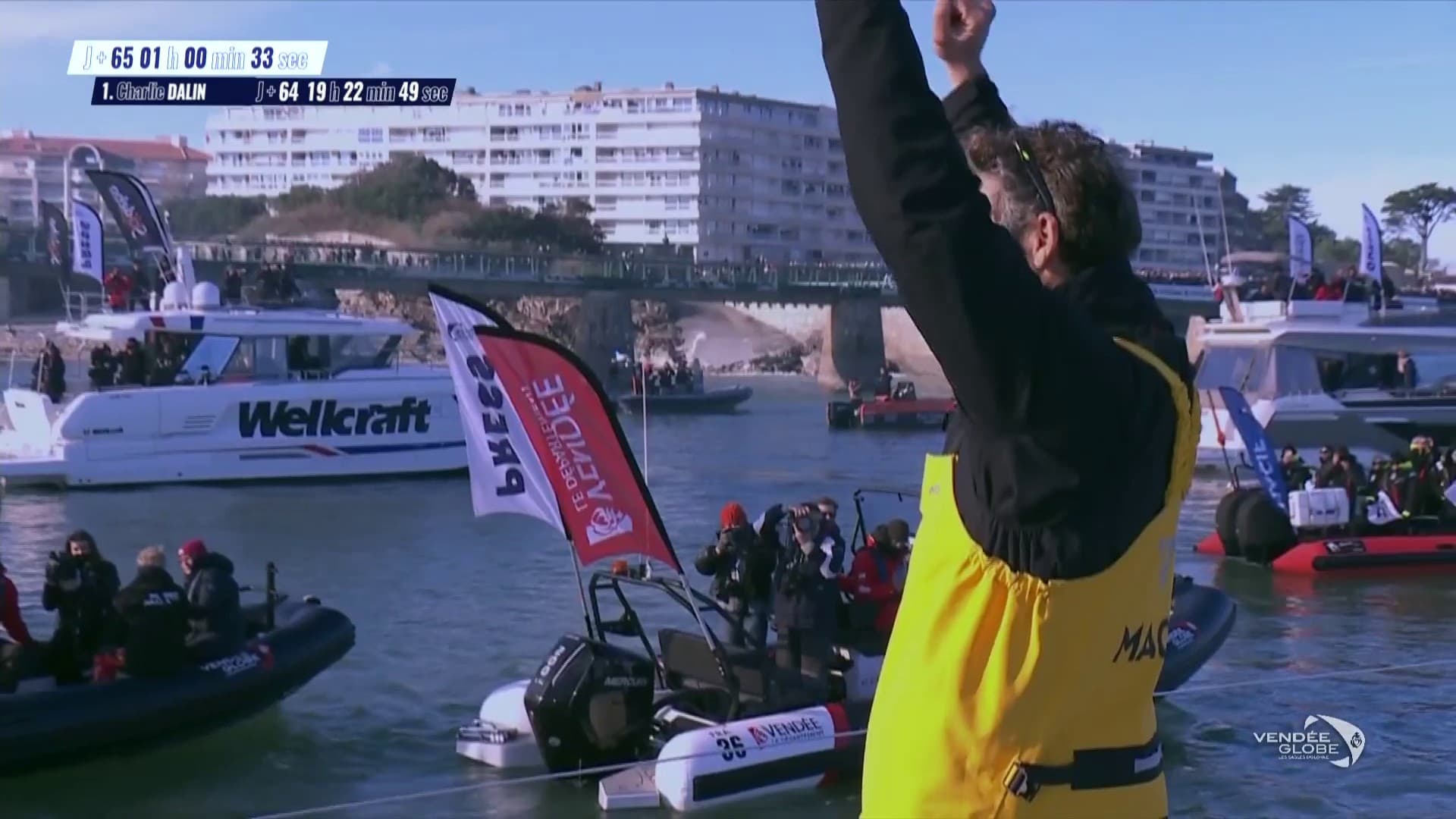 Charlie Dalin salue la foule du chenal des Sables-d'Olonne après sa victoire au Vendée Globe Charlie Dalin salue la foule du chenal des Sables-d'Olonne après sa victoire au Vendée Globe