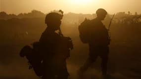 Militaires américains dans la province de Kandahar. Barack Obama a annoncé mercredi le retrait de 10.000 soldats américains d'Afghanistan d'ici la fin de l'année et de 23.000 autres d'ici l'été 2012. /Photo prise le 22 juin 2011/REUTERS/Baz Ratner
