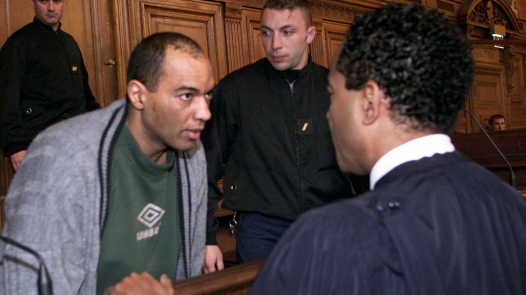 Guy Georges discute avec son avocat, le 19 mars 2001, lors de son procès. Guy Georges discute avec son avocat, le 19 mars 2001, lors de son procès.