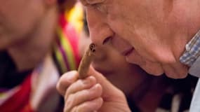 Un homme en train de sentir de la cannelle. (Photo d'illustration)