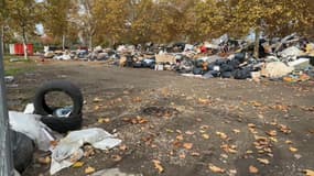 Le parking du gymnase Anquetil à Givors plus d'un mois après les intempéries