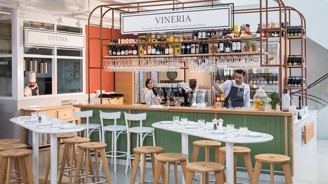 La Vineria, un des sept comptoirs de restauration d'Eataly Marais.