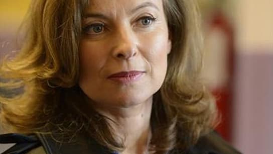 Le sénateur maire socialiste de Dijon, François Rebsamen, invite Valérie Trierweiler à la réserve après son message de soutien à l'adversaire de Ségolène Royal à la législative de La Rochelle. Le député PS de Seine-Saint-Denis, Claude Bartolone, y voit lu