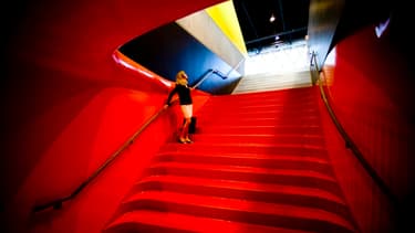 Les femmes sont plus exposées aux carrières précaires que les hommes , et aux risques psychosociaux que leurs collègues à carrière stable.