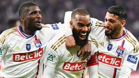 La joie d'Alexandre Lacazette (entouré de Clinton Mata et Saïd Benrahma) après son but lors de la demi-finale de la Coupe de France entre Lyon et Valenciennes (3-0), le 2 avril 2024