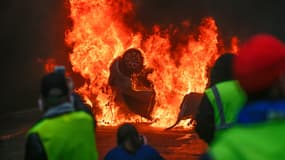 Voiture brûlée à Paris en marge de la manifestation des gilets jaunes le 1er décembre 2018.