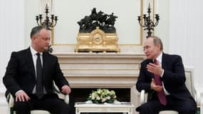 Le président russe Vladimir Poutine (d) et son homologue moldave Igor Dodon à Moscou, le 17 janvier 2017