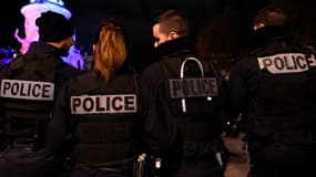 Des policiers manifestent sur la place de la République à Paris, le 19 octobre 2016. 