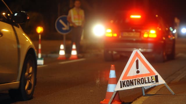Un panneau signalant des contrôles de police, à la frontière germano-autrichienne, le 13 septembre 2015.