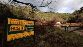 Cette photographie prise le 18 janvier 2024 montre l'entrée de la scierie où Luc Teissonnière et Martial Guérin ont été tués par leur collègue de travail Valentin Marcone le 11 mai 2021, dans la petite communauté des Plantiers, dans le sud de la France, le 18 janvier 2021. Le procès débutera le 24 janvier 2024 à Nîmes.