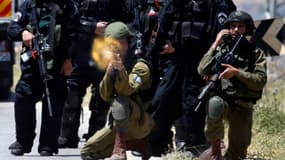 Un soldat israélien ouvre le feu dans le village de Beit Furik à l'ouest de Naplouse le 12 mai 2017 lors d'affrontements avec des palestiniens qui manifestaient leur solidarité avec des prisonniers en grève de la faim