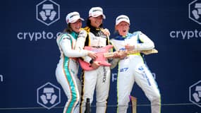les pilotes Alice Powell, Marta Garcia Lopez et Jamie Chadwick le le podium des W Series, le 8 mai 2022