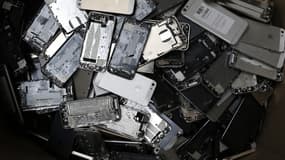 Dans le port du Havre, des carcasses d'ordinateurs et de smartphones arrivent par conteneurs entiers, prêtes à être réduites en pièces afin d'en récupérer les précieux matériaux