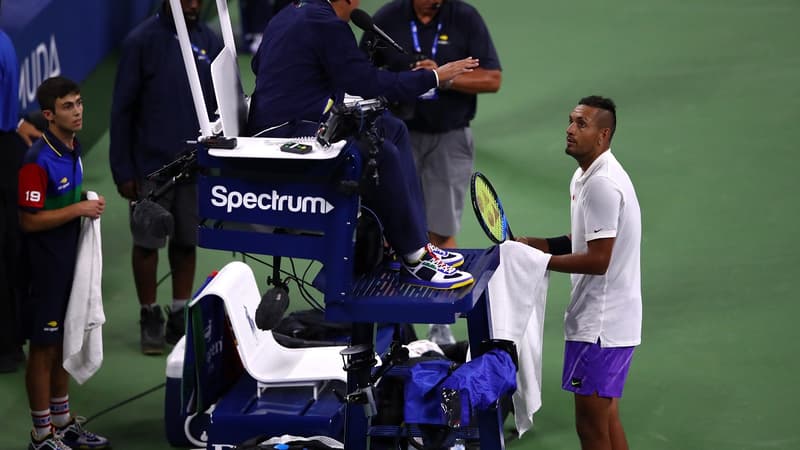 Kyrgios échange sur le court avec l'arbitre