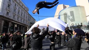 Une poupée à l'effigie d'Emmanuel Macron lors d'une manifestation de gilets jaunes, le 12 janvier 2019 à Nice.