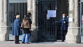 Les proches d'un défunt à l'entrée du cimetière de Bergame, en Italie, le 16 mars 2020.