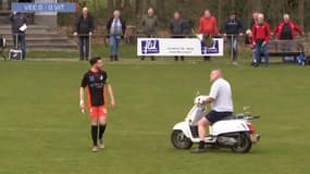 Un voisin en scooter sur la pelouse aux Pays-Bas