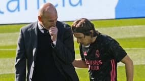Zinedine Zidane en discussion avec Luka Modric