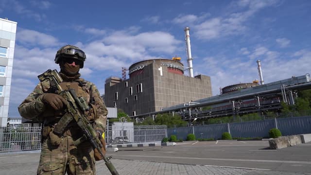 Un militaire russe monte la garde dans l'enceinte de la centrale nucléaire de Zaporijjia, le 1er mai 2022