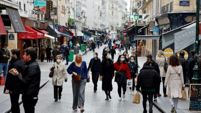 Des piétons équipés de masques rue Montorgueil, dans le centre de Paris, le 2 novembre 2020
