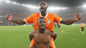 Seko Fofana sur les épaules de Serge Aurier après une victoire de la Côte d'Ivoire à la CAN, février 2024 