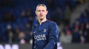 Matvey Safonov pendant l'échauffement avant PSG-Le Havre en Ligue 1, le 22 novembre 2025
